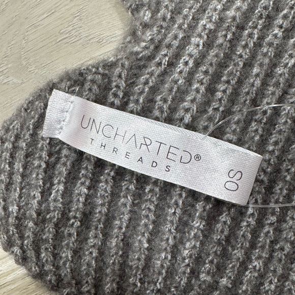 Gray Ribbed Scalloped Edge Scarf - Picture 4 of 5